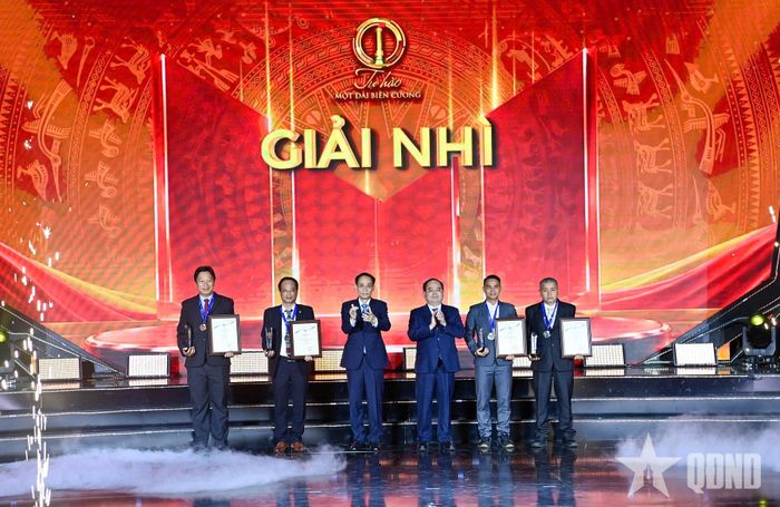 Đồng chí Lê Hoài Trung và đồng chí Quản Minh Cường, Ủy viên Trung ương Đảng, Bí thư Thành ủy, Trưởng Đoàn Đại biểu Quốc hội thành phố Quảng Ninh trao giải nhì tặng các tác giả.