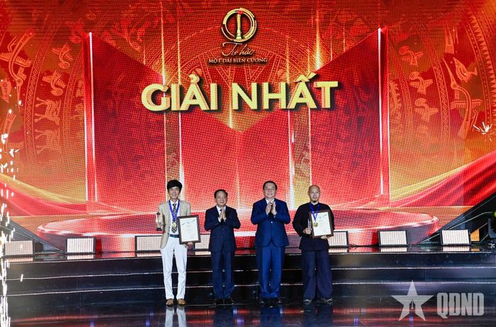 Đồng chí Trịnh Văn Quyết và Đại tướng Nguyễn Trọng Nghĩa trao giải nhất tặng các tác giả.