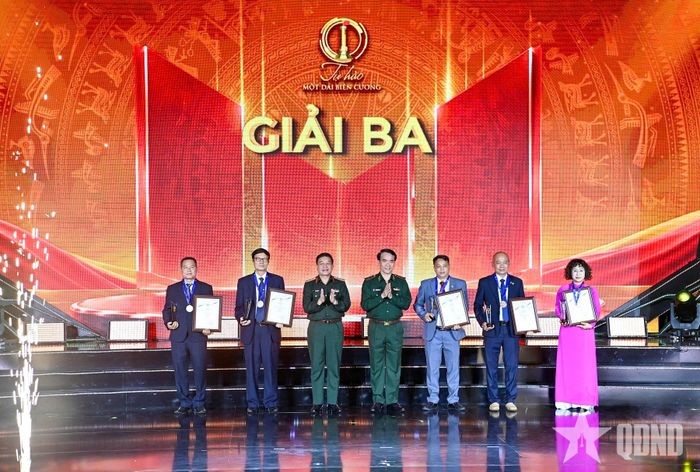 Thượng tướng Trương Thiên Tô, Ủy viên Trung ương Đảng, Phó chủ nhiệm Tổng cục Chính trị và Trung tướng Vũ Trung Kiên, Ủy viên Trung ương Đảng, Tư lệnh Bộ đội Biên phòng trao giải ba tặng các tác giả.