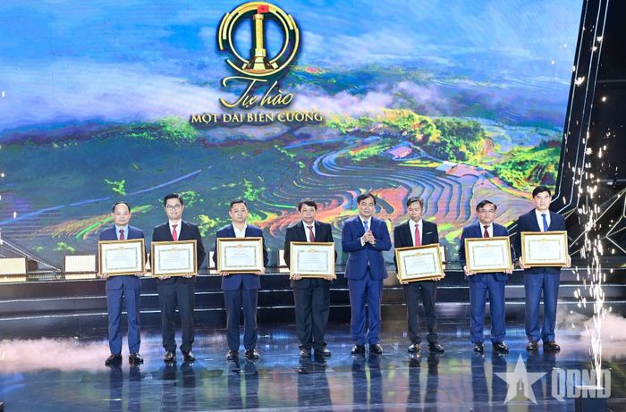 Đồng chí Phan Xuân Thủy, Phó trưởng ban Tuyên giáo Trung ương trao bằng khen tặng 7 tập thể có thành tích xuất sắc trong công tác phối hợp triển khai Cuộc thi.