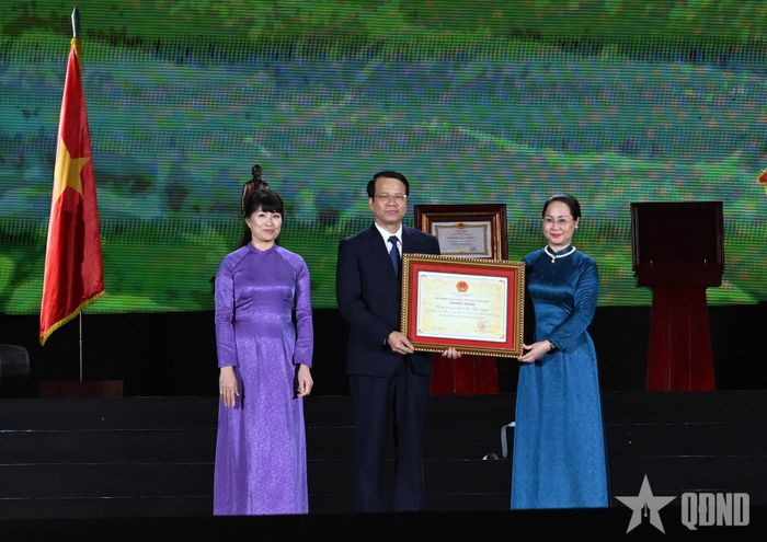  Đồng chí Lâm Thị Phương Thanh, Ủy viên Trung ương Đảng, Bộ trưởng Bộ Văn hóa, Thể Thao và Du lịch trao chứng nhận ghi danh “Tri thức trồng và chế biến chè Thái Nguyên” vào Danh mục Quốc gia về Di sản văn hóa phi vật thể cho tỉnh Thái Nguyên.