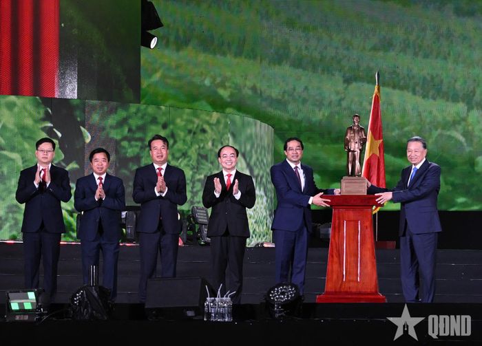 Tổng Bí thư, Chủ tịch nước Tô Lâm trao bức tượng Bác Hồ tặng tỉnh Thái Nguyên.