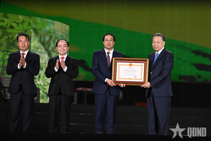 Tổng Bí thư, Chủ tịch nước Tô Lâm trao Huân chương Lao động hạng Nhất tặng Đảng bộ, chính quyền và nhân dân các dân tộc tỉnh Thái Nguyên.