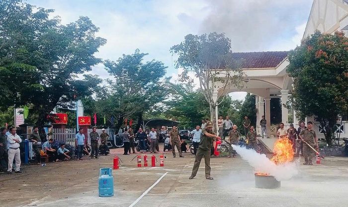 Thực hành sử dụng phương tiện, thiết bị chữa cháy.