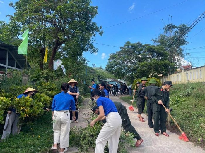 Cảnh sát Cơ động Công an tỉnh Quảng Trị dã ngoại giúp nhân dân vùng biên giới vệ sinh môi trường.