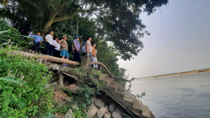 Đoàn công tác Sở Nông nghiệp và Môi trường thành phố Đà Nẵng cùng các sở ngành liên quan kiểm tra tình hình sạt lở tại bờ sông Vu Gia, đoạn chảy qua thôn Đại Phú (xã Đại Lộc).