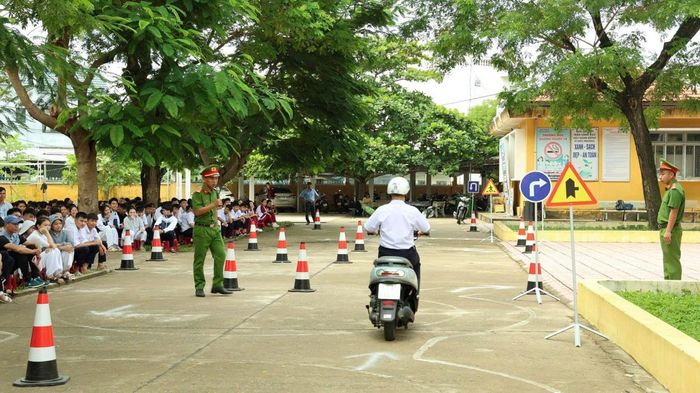 Thực hành trực tiếp trên sa hình dưới sự hướng dẫn của báo cáo viên Công an phường.