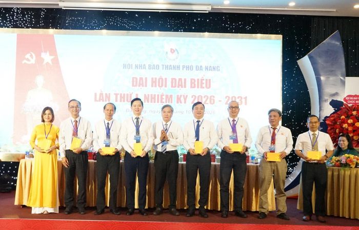 Trao quà các Ủy viên Ban Chấp hành, Ban Kiểm tra Hội Nhà báo nhiệm kỳ 2020 - 2026 không tham gia tái cử nhiệm kỳ mới.