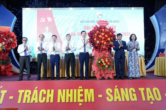 Phó Chủ tịch Hội Nhà báo Việt Nam Trần Trọng Dũng (thứ hai từ phải sang) tặng hoa chúc mừng đại hội.
