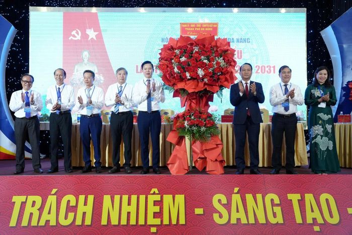 Phó Bí thư Thành ủy, Chủ tịch Ủy ban MTTQ Việt Nam thành phố Nguyễn Đình Vĩnh (thứ ba từ phải sang) tặng hoa chúc mừng đại hội.