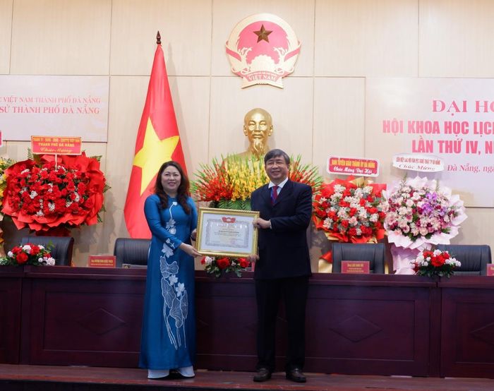 Phó Chủ tịch Thường trực Ủy ban MTTQVN TP Đà Nẵng Nguyễn Thị Thu Lan tram Bằng khen cho Hội Khoa học Lịch sử thành phố. Ảnh: P.T