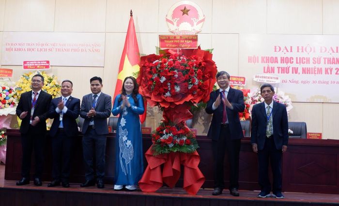 Phó Chủ tịch Thường trực Ủy ban MTTQVN TP Đà Nẵng Nguyễn Thị Thu Lan tặng hoa chúc mừng Đại hội. Ảnh: P.T