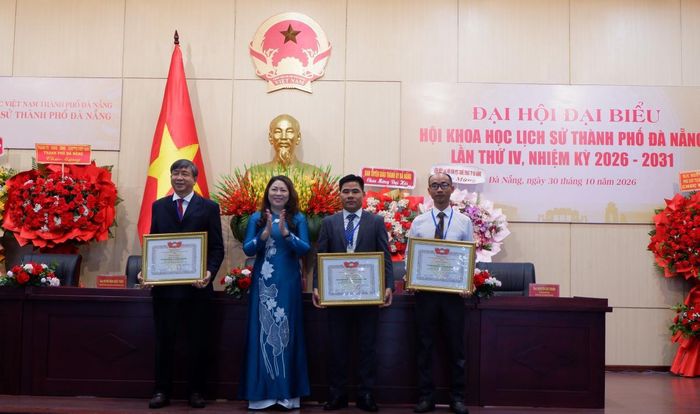 Phó Chủ tịch Thường trực Ủy ban MTTQVN TP Đà Nẵng Nguyễn Thị Thu Lan tram Bằng khen cho 3 cá nhân có thành tích xuất sắc trong công tác Hội. Ảnh: P.T
