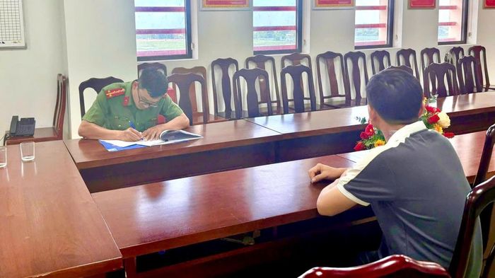 Cơ quan công an làm việc với ông T.K.G về hành vi chia sẻ thông tin sai sự thật trên mạng xã hội.