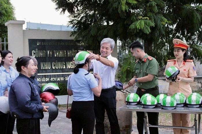 Với những hoạt động thiết thực, chương trình “Giao thông xanh – Hành trình an toàn – Vững vàng tiên phong” tiếp tục lan tỏa thông điệp về ý thức và trách nhiệm khi tham gia giao thông, khẳng định vai trò đồng hành của doanh nghiệp cùng các cơ quan chức năng trong công tác bảo đảm trật tự, an toàn giao thông, hướng tới bảo vệ sức khỏe, tính mạng của người dân trên mỗi hành trình.