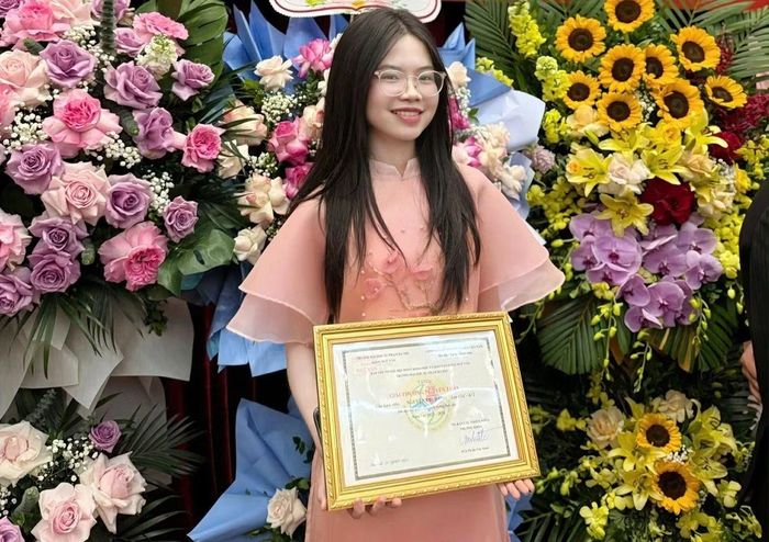 Nguyễn Thị Hằng - thủ khoa ngành Sư phạm Ngữ văn, trường ĐH Sư phạm Hà Nội. Ảnh: NVCC.