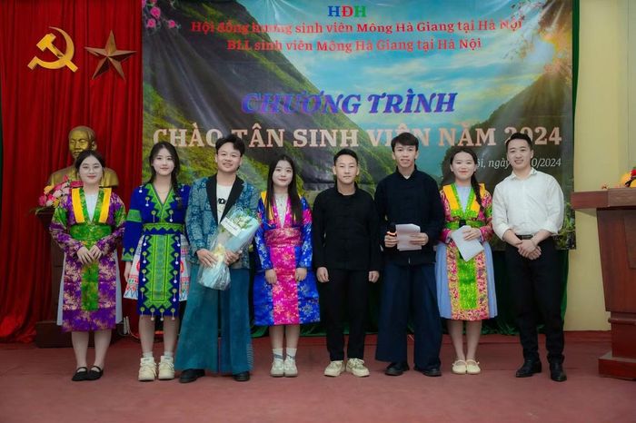 Thò Thị Dính (giữa) tích cực tham gia các hoạt động cộng đồng nhằm gìn giữ, lan tỏa bản sắc quê hương.