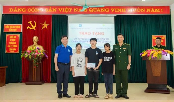 Thò Thị Dính (thứ hai, từ trái sang) là một trong ba sinh viên được trường ĐH Mỏ - Địa chất trao tặng học bổng.