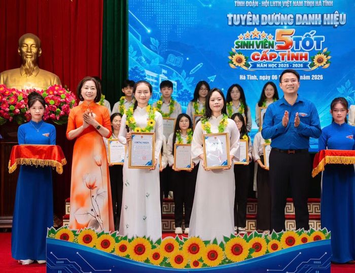 Trà My (thứ hai, từ trái sang) nhận danh hiệu “Sinh viên 5 tốt” cấp Tỉnh Hà Tĩnh, năm học 2025 - 2026.
