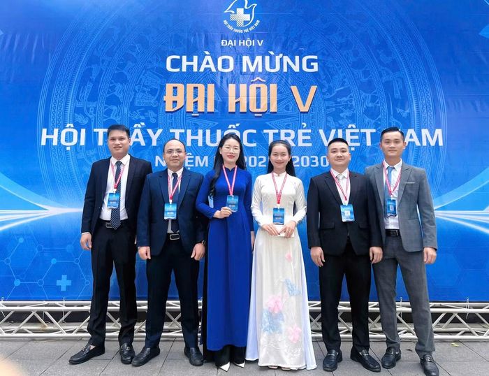 Trà My (thứ ba, từ phải sang) tham dự Đại hội Đại biểu toàn quốc Hội Thầy thuốc trẻ Việt Nam lần thứ V, nhiệm kỳ 2025 - 2030.