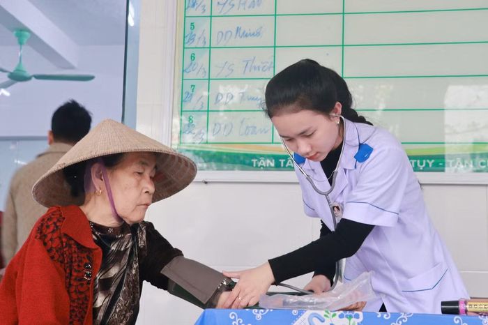 Trà My tham gia các hoạt động hỗ trợ khám chữa bệnh cho người dân.