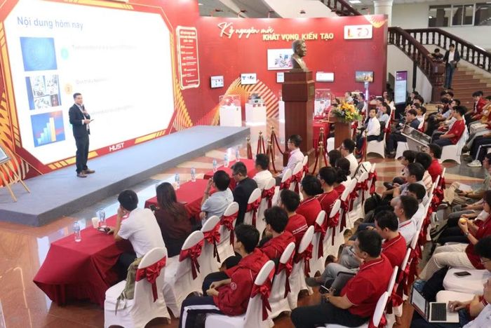 Các diễn giả trao đổi về yêu cầu chuyên môn và những vấn đề đặt ra khi đưa các giải pháp AI vào thực tiễn. Ảnh: SoICT