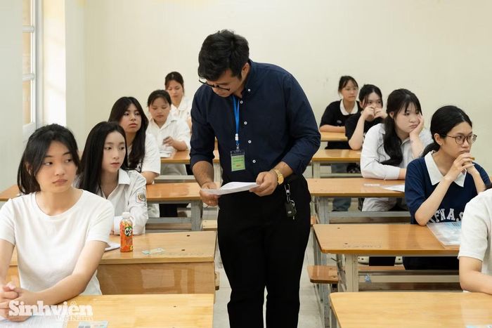 Giám thị hướng dẫn thí sinh làm thủ tục dự thi tại kỳ thi tốt nghiệp THPT 2026.
