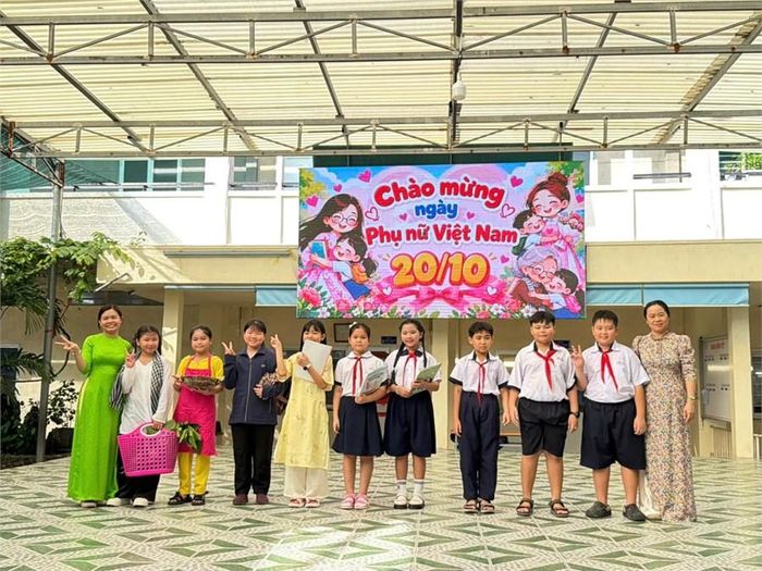  Học sinh Trường Tiểu học Hà Huy Giáp (phường An Phú Đông) tham gia hoạt động chào mừng Ngày Phụ nữ Việt Nam 20-10 