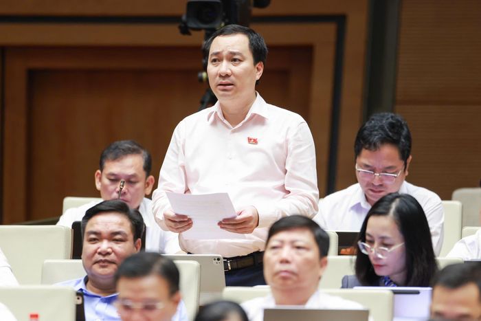  ĐB Vũ Văn Tiến (Đoàn Hải Phòng) phát biểu tại hội trường. Ảnh: VIẾT CHUNG 
