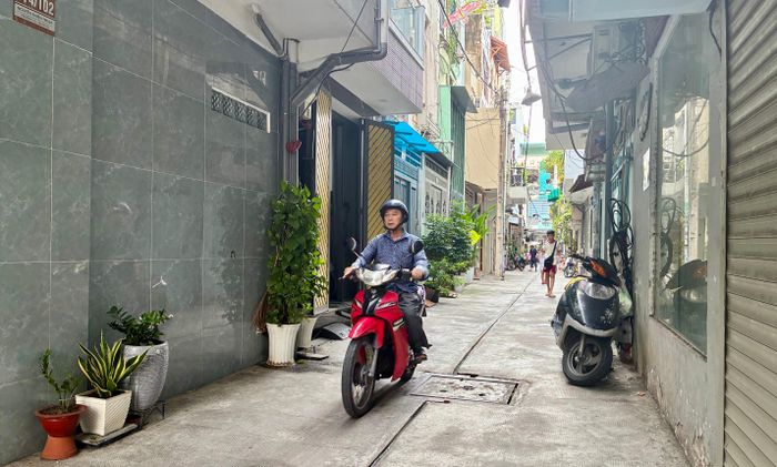  Tuyến hẻm 51/22 Cao Thắng (phường Bàn Cờ, TPHCM) rộng rãi, thông thoáng sau khi người dân hiến đất mở rộng hẻm. Ảnh: VĂN MINH 