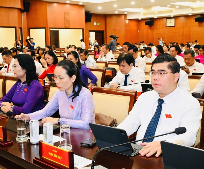  Đại biểu tham dự kỳ họp tại hội trường. Ảnh: VIỆT DŨNG 