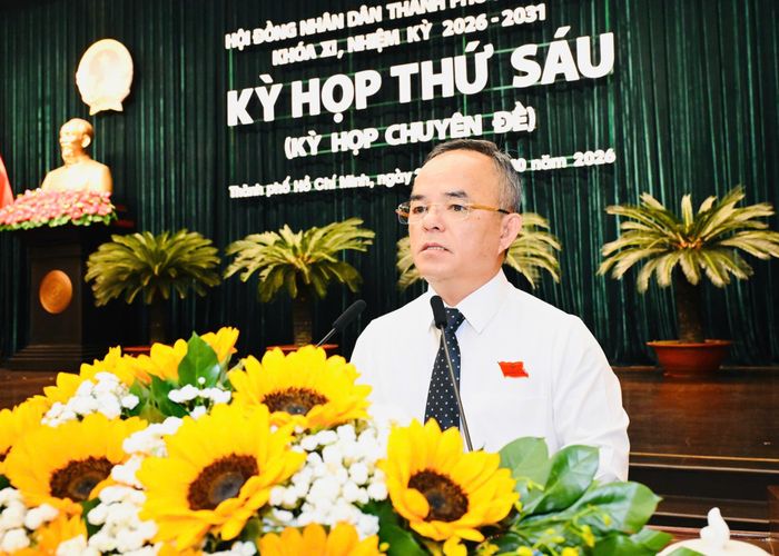  Chánh Văn phòng Đoàn ĐBQH và HĐND TPHCM Võ Anh Tuấn báo cáo tổng hợp ý kiến thảo luận tại các tổ. Ảnh: VIỆT DŨNG 