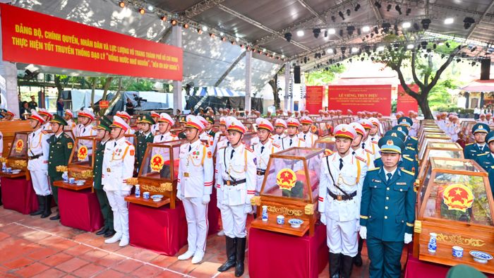 Các lực lượng tập duyệt nghi thức đưa hài cốt liệt sĩ về Nghĩa trang Liệt sĩ TPHCM. Ảnh: MẠNH THẮNG