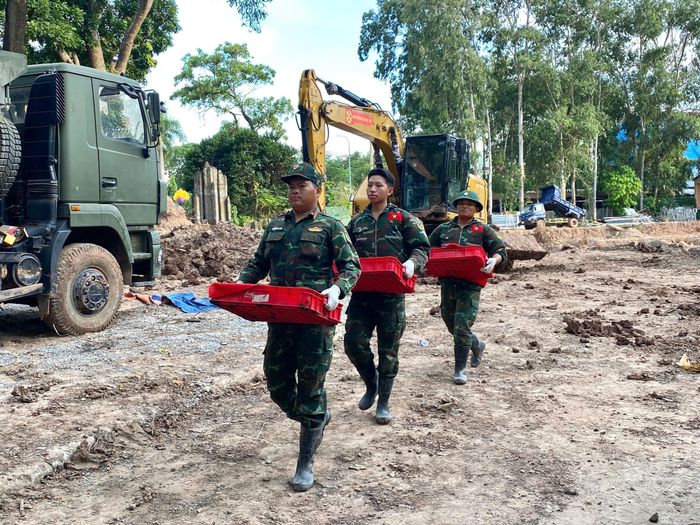  Các lực lượng vẫn đang khẩn trương tìm kiếm, quy tập hài cốt liệt sĩ tại Công viên văn hóa Lê Thị Riêng 