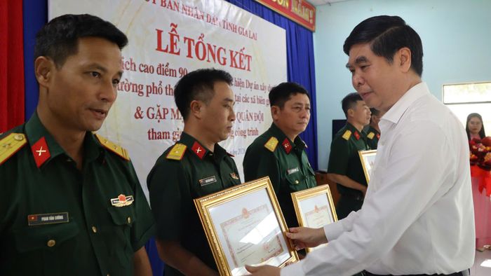  Ông Lâm Hải Giang, Phó Chủ tịch UBND tỉnh Gia Lai, tặng bằng khen cho các đơn vị quân đội tham gia hỗ trợ xây dựng trường nội trú 