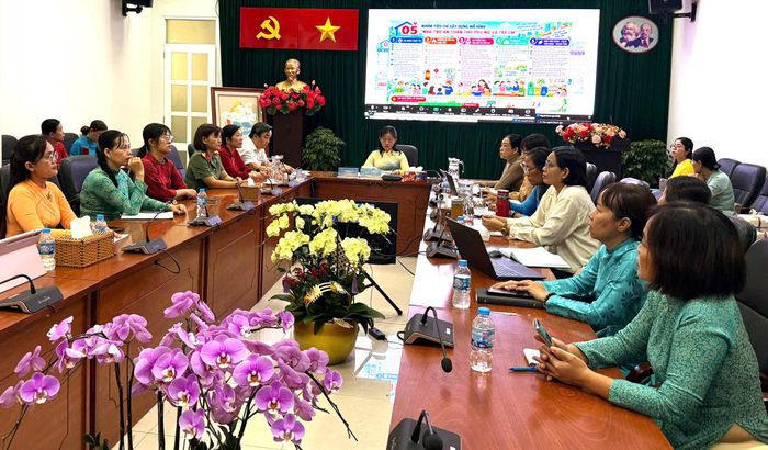 Các đại biểu thảo luận tại chương trình sơ kết ngày 30-10. Ảnh: HỒNG HẢI