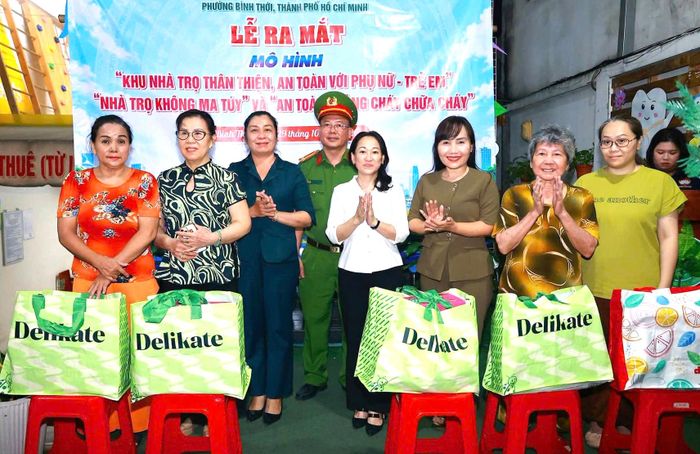 Trao quà chăm lo phụ nữ khó khăn tại “Nhà trọ an toàn cho phụ nữ và trẻ em” của phường Bình Thới. Ảnh: HỒNG HẢI