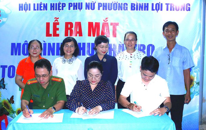 Phường Bình Lợi Trung ký kết chương trình phối hợp giữa các đoàn thể tại buổi ra mắt mô hình “Nhà trọ an toàn cho phụ nữ và trẻ em”. Ảnh: HỒNG HẢI