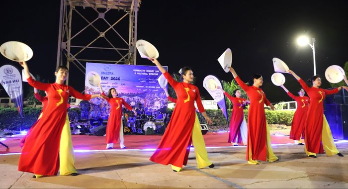  Tiết mục múa nón trên nền nhạc "Hello Vietnam" của Đội Công binh số 5 Việt Nam. Ảnh: THẮNG LÊ 