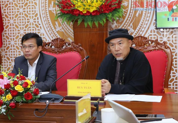  Nhạc sĩ Huy Tuấn, Tổng đạo diễn Lễ hội nhạc Jazz Việt Nam, chia sẻ tại buổi họp báo. Ảnh: ĐOÀN KIÊN 