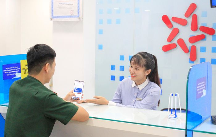 Giao dịch tại MB. Ảnh: NHUNG NGUYỄN