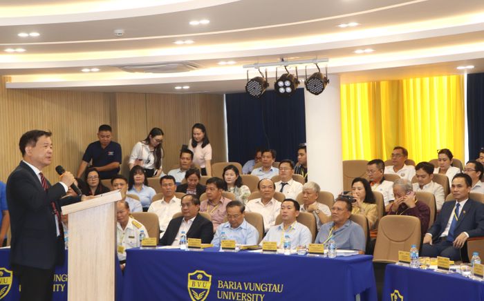  PGS-TS Nguyễn Bá Hoàng, Hiệu trưởng Trường Đại học Bà Rịa – Vũng Tàu phát biểu tại hội thảo. Ảnh: THÀNH HUY 