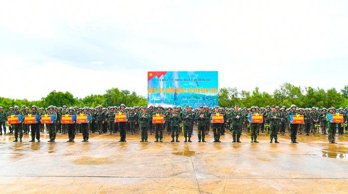  Lãnh đạo Bộ Tư lệnh Quân khu tặng quà các lực lượng tham gia diễn tập 