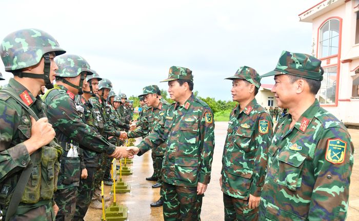  Thiếu tướng Nguyễn Minh Triều động viên các chiến sĩ tham gia diễn tập 