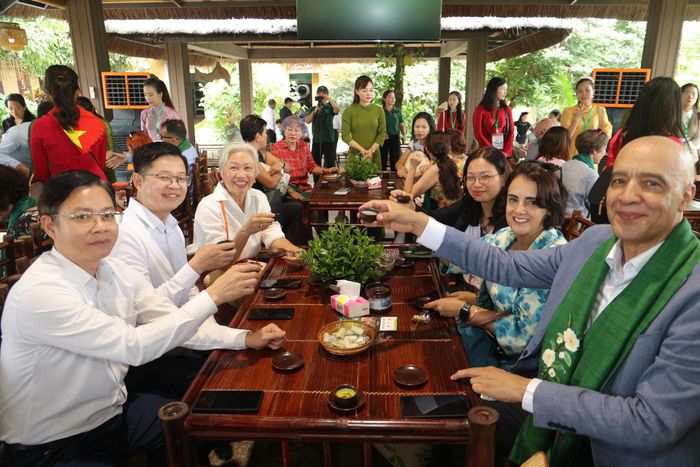 Các đại biểu thưởng thức trà Thái Nguyên tại Festival Trà Quốc tế - Thái Nguyên năm 2026. Ảnh: TIẾN MINH