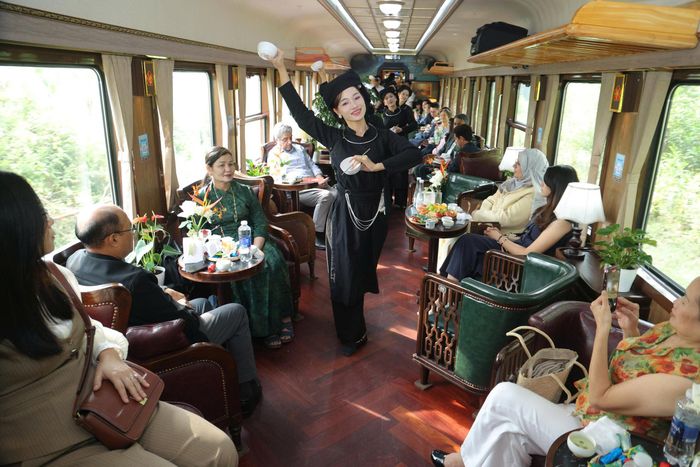 Các đại biểu đã trải nghiệm văn hóa dân tộc trên chuyến tàu Di sản Hà Nội - Thái Nguyên sáng 30-10. Ảnh: TIẾN MINH