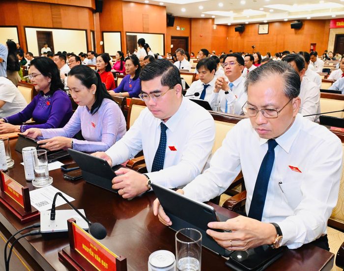  47 dự thảo nghị quyết được thông qua tại kỳ họp. Ảnh: VIỆT DŨNG 