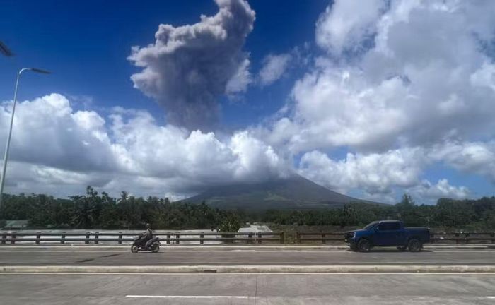 Đám tro bốc lên phía trên Núi lửa Mayon trong vụ phun trào trưa 30-10. Ảnh: PHILIPPINE DAILY INQUIRER