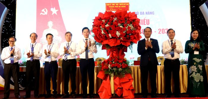 Lãnh đạo TP Đà Nẵng tặng hoa chúc mừng đại hội. Ảnh: XUÂN QUỲNH