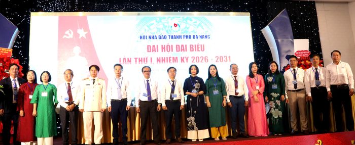 Ban chấp hành nhiệm kỳ mới của Hội Nhà báo TP Đà Nẵng ra mắt Đại hội. Ảnh: XUÂN QUỲNH